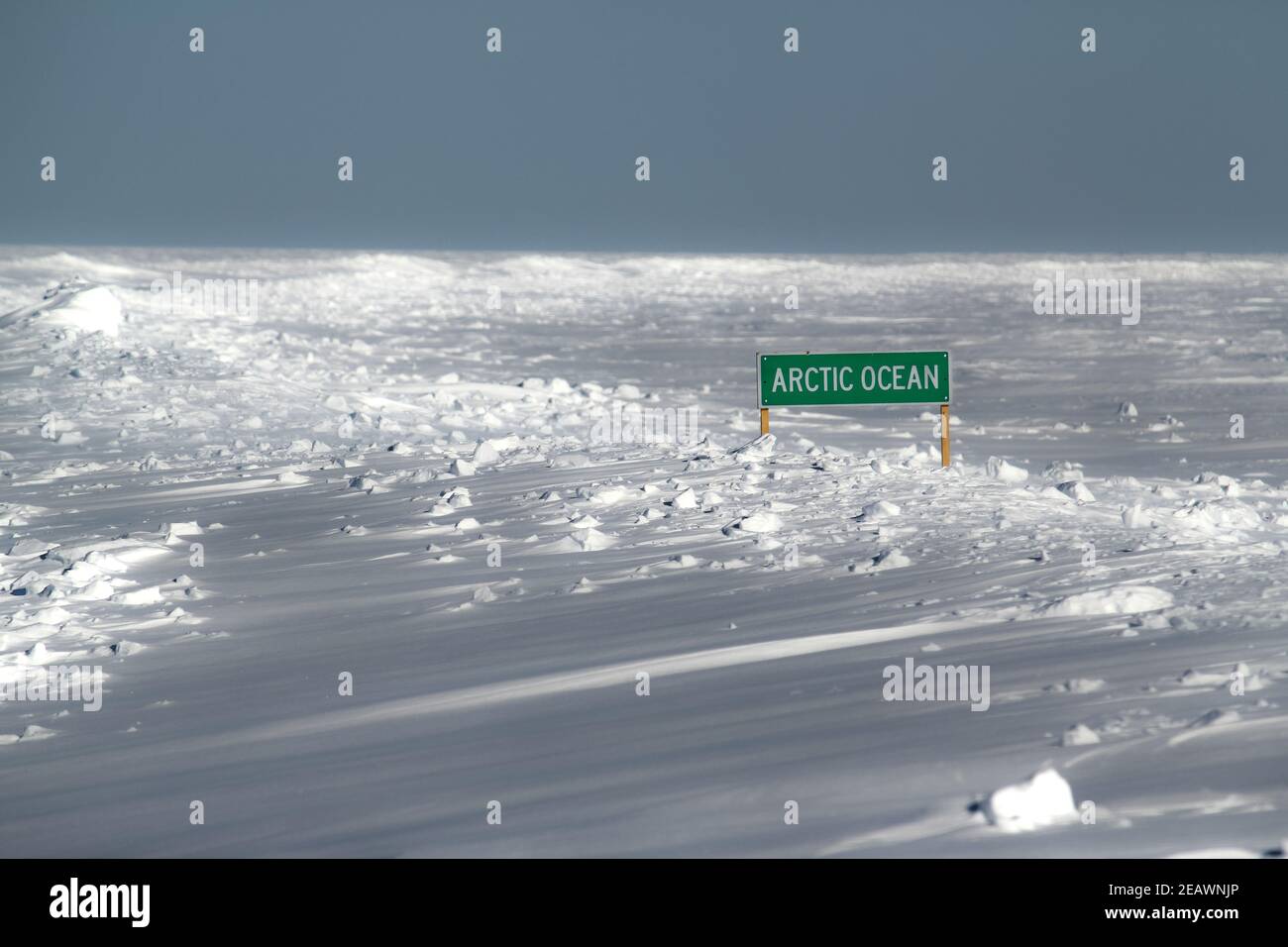 Señal de la carretera del Océano Ártico saliendo de la nieve a lo largo de la vieja carretera de hielo Inuvik-Tuktoyaktuk-Aklivik en invierno, Territorios del Noroeste, Canadá. Foto de stock
