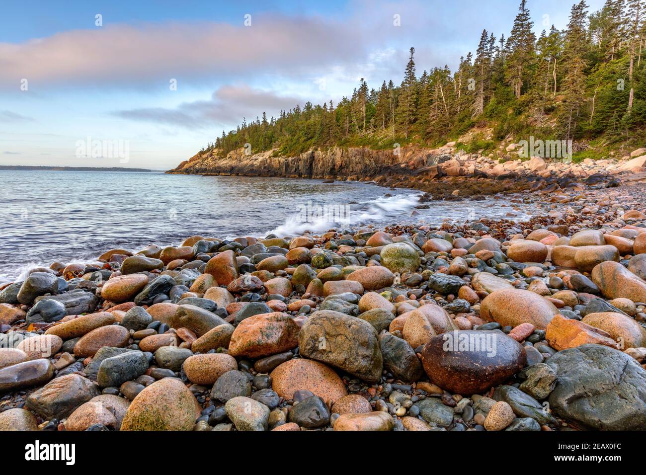 Acadia National Park, Maine: Rocas redondeadas, rocas y surf al amanecer, Hunters Beach Foto de stock