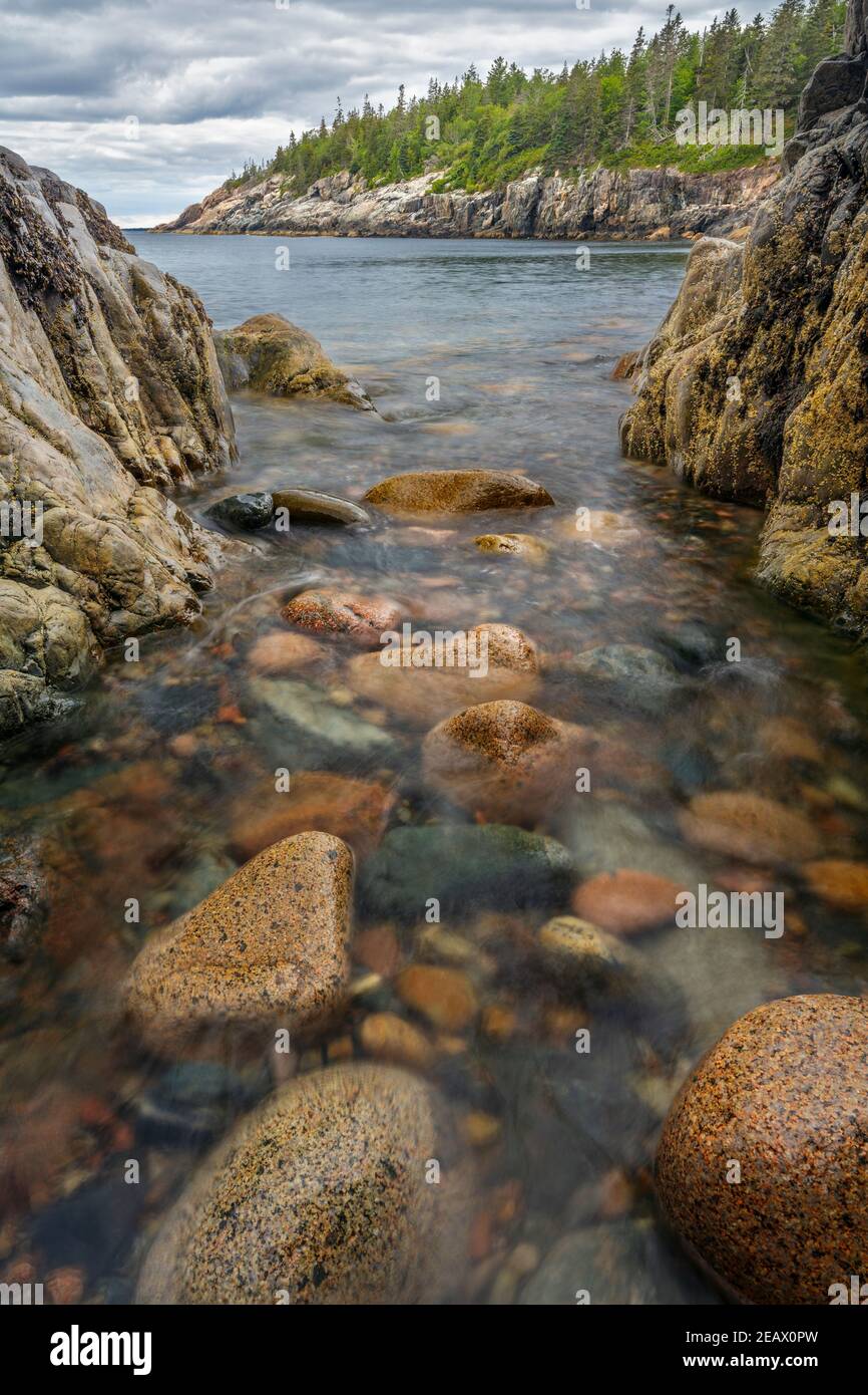 Acadia National Park, Maine: Rocas redondeadas y rocas en el surf en Hunters Beach Foto de stock