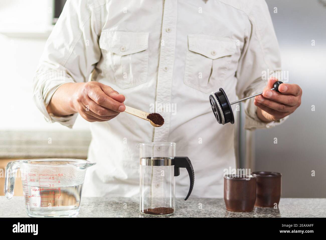 Tiro de un hombre cuya cara no se ve colocar Café molido con una cuchara en  una prensa francesa para prepare café recién hecho para dos tazas  Fotografía de stock - Alamy