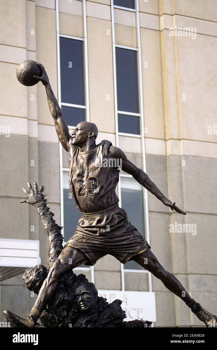 Chicago, Illinois, EE.UU. La estatua de Michael Jordan también se conoce  como "el Espíritu" que se muestra fuera del United Center, hogar de los  Chicago Bulls de la NBA Fotografía de stock -
