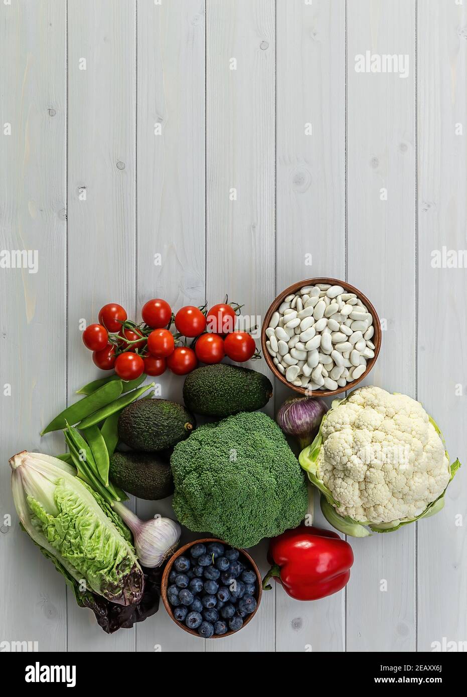 Fondo de alimentos saludables, productos de dieta a base de plantas de moda - verduras frescas crudas, bayas, y frijoles. Foto de stock