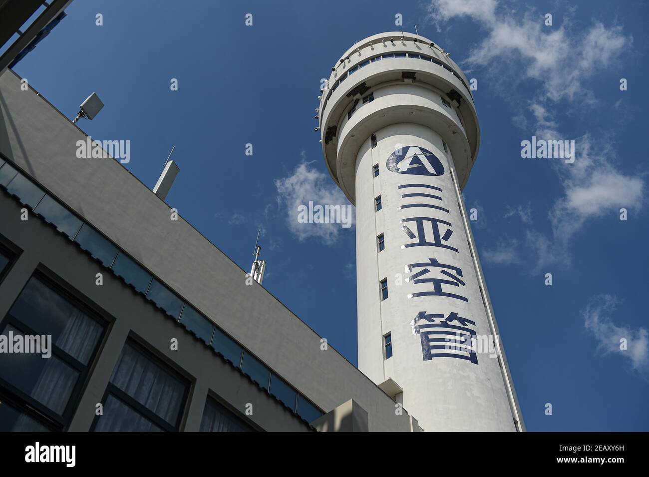 (210211) -- SANYA, 11 de febrero de 2021 (Xinhua) -- la Torre de Control de tráfico aéreo de Sanya está representada en Sanya, al sur de la provincia de Hainan, 28 de enero de 2021. Hong Yuan, de 29 años, es un controlador de tráfico aéreo en Sanya Air Traffic Control Tower. Como controlador de tráfico aéreo, Hong es responsable de navegar por el tráfico aéreo, guiar a los pilotos durante el despegue y el aterrizaje, y supervisar los aviones a medida que viajan por los cielos. Este trabajo requiere una alta atención. En consecuencia, se supone que los funcionarios deben tomar un descanso cada dos horas para recuperarse del intenso trabajo. Durante el año pasado, el tráfico aéreo contro Foto de stock