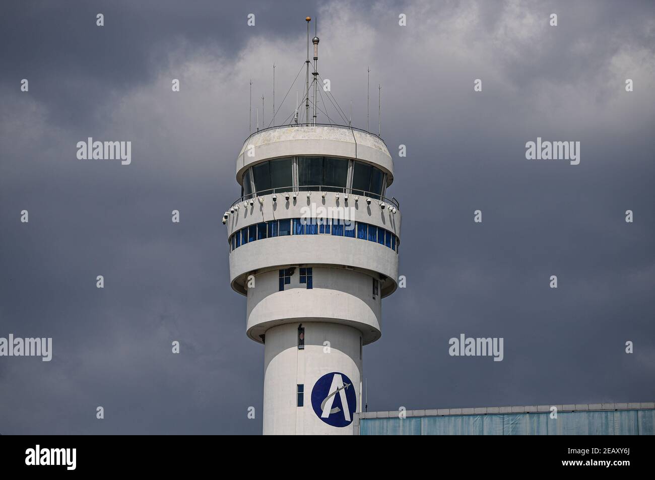 (210211) -- SANYA, 11 de febrero de 2021 (Xinhua) -- la parte superior de la Torre de Control de tráfico aéreo de Sanya, donde trabajan los controladores de tráfico aéreo, se muestra en Sanya, provincia de Hainan, al sur de China, el 28 de enero de 2021. Hong Yuan, de 29 años, es un controlador de tráfico aéreo en Sanya Air Traffic Control Tower. Como controlador de tráfico aéreo, Hong es responsable de navegar por el tráfico aéreo, guiar a los pilotos durante el despegue y el aterrizaje, y supervisar los aviones a medida que viajan por los cielos. Este trabajo requiere una alta atención. En consecuencia, se supone que los funcionarios deben tomar un descanso cada dos horas para recuperarse de la intensa OT Foto de stock