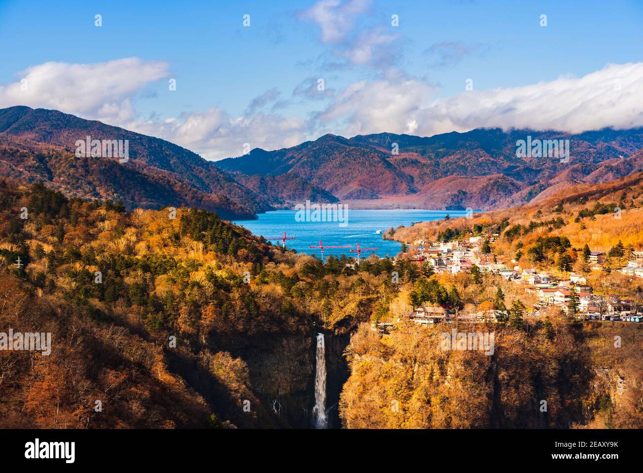 Hermoso paisaje del lago Chuzenji y Kegon caída con las montañas Antecedentes en Japón durante el otoño Foto de stock