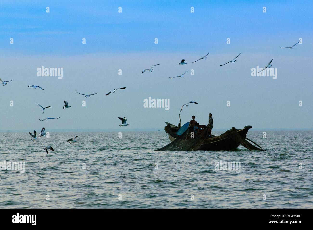 La vida de Sundarban, los barcos tradicionales, los estilos de vida, los bosques de manglares, un hermoso día Foto de stock