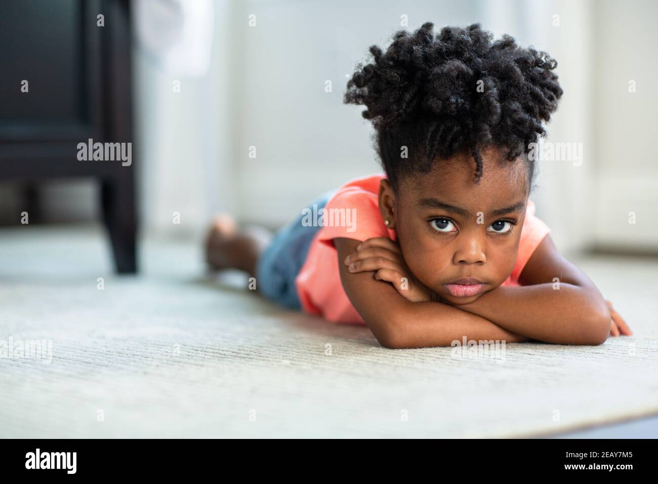 Una niña afroamericana disgustada y que puta. Foto de stock