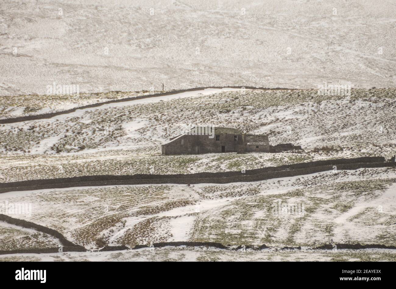 Un granero abandonado en la colina nevada de Weardale en el North Pennings AONB (Condado de Durham) Foto de stock