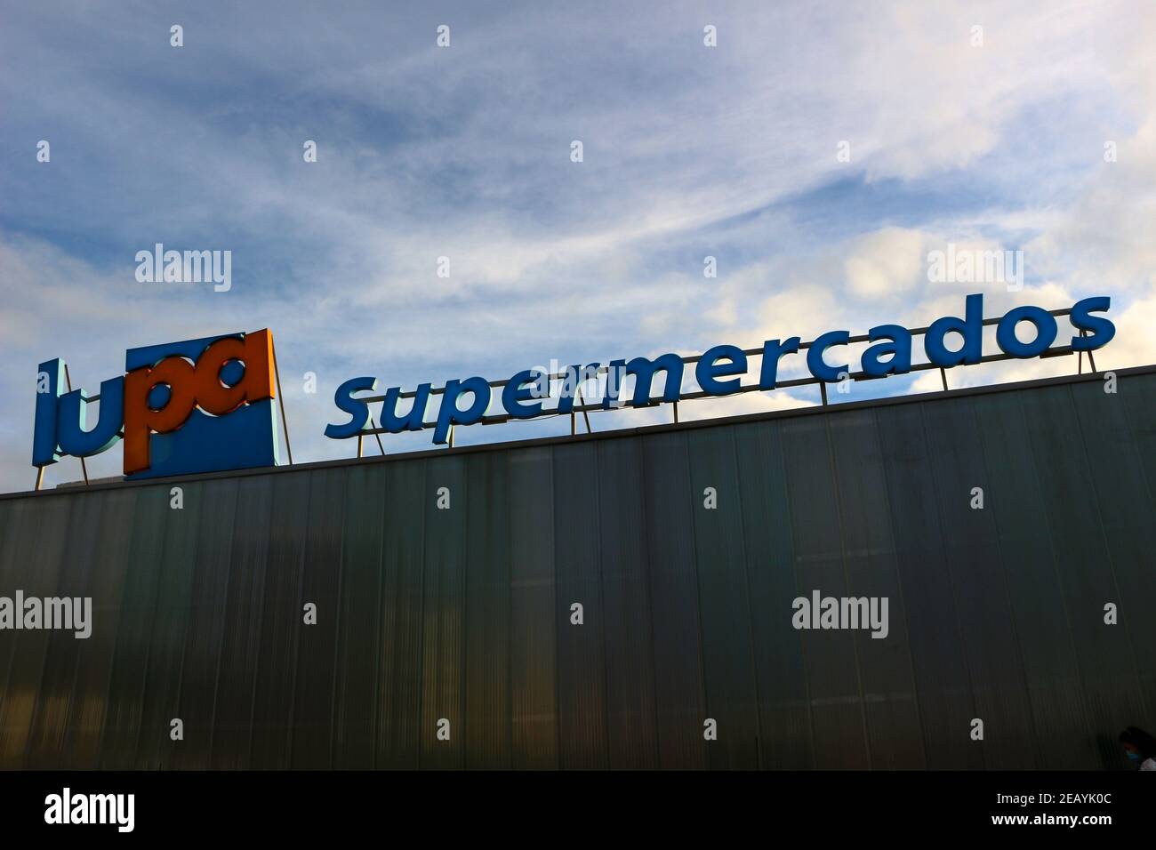 Cartel del supermercado Lupa en la luz de la mañana Santander Cantabria  España Fotografía de stock - Alamy