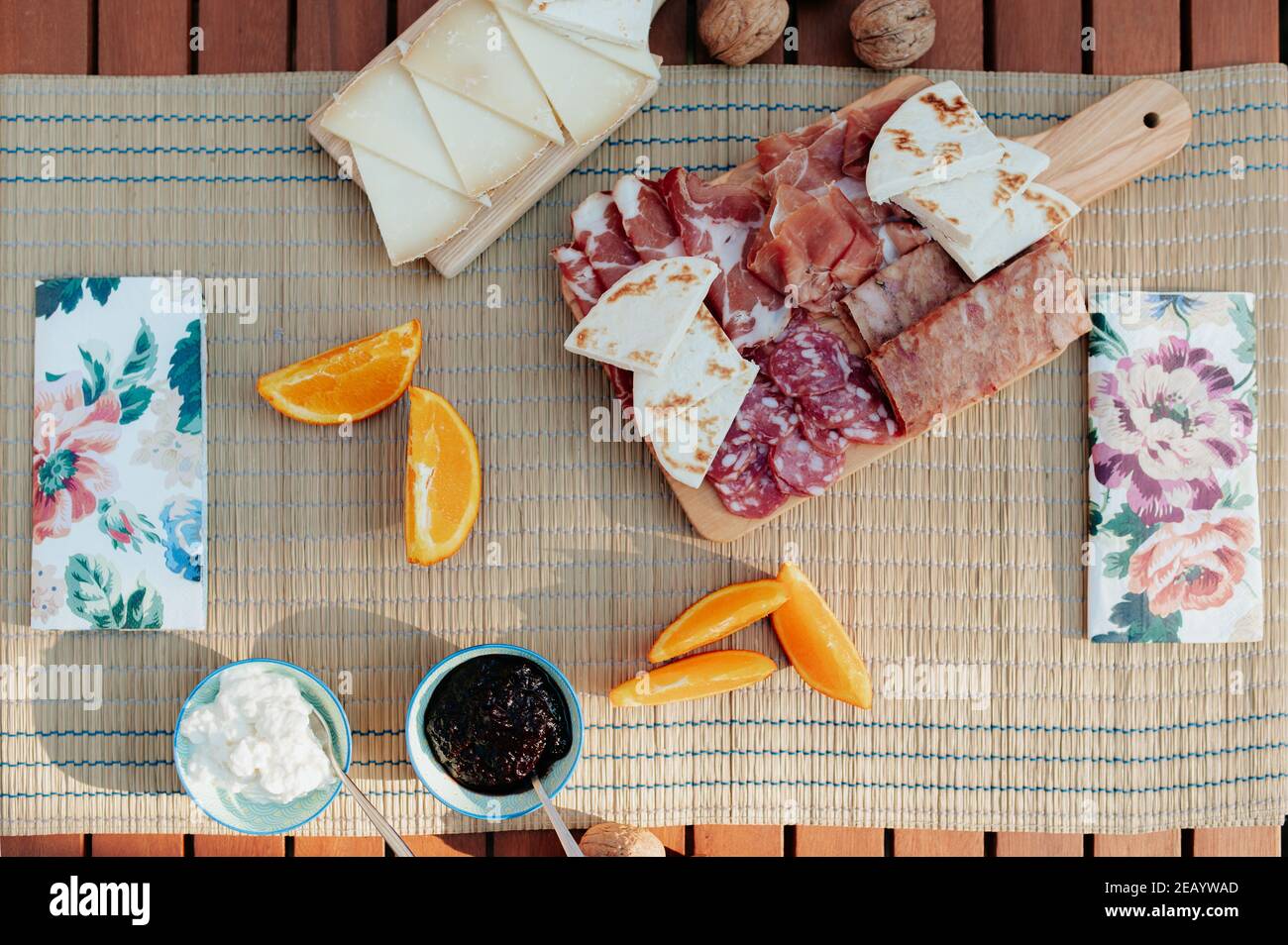 Vista superior mesa de picnic con salchichas, queso y comida tradicional italiana. Foto de stock