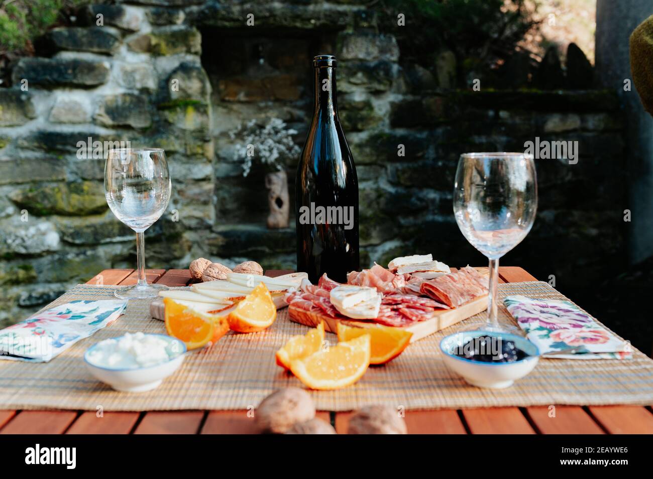 Mesa de picnic con salchichas, queso y comida italiana tradicional y vino Foto de stock