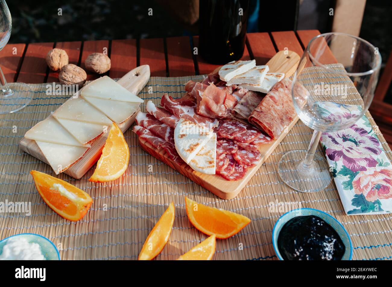 Mesa de picnic con salchichas, queso y comida italiana tradicional y vino Foto de stock