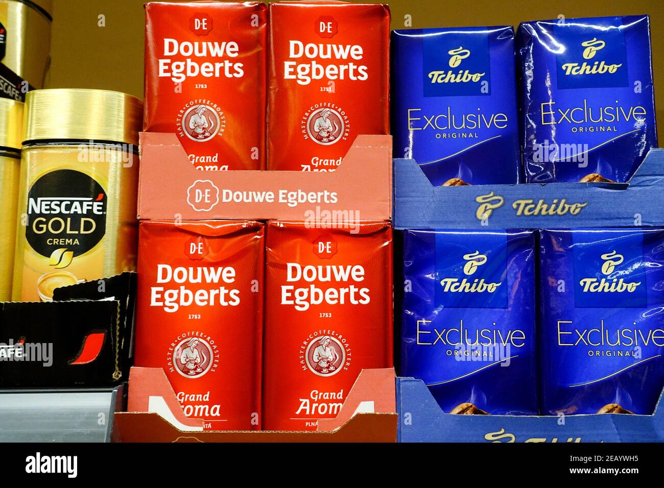 Estantes café supermercado Douwe Egberts Nescafe Tchibo Foto de stock