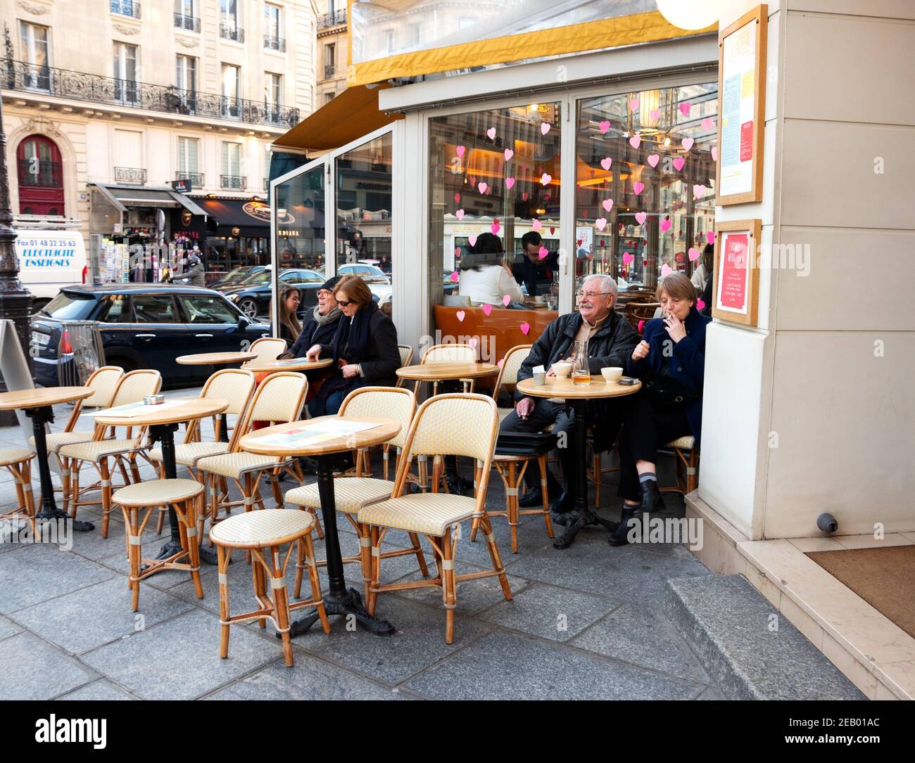 PARÍS, FRANCIA - 14 DE FEBRERO de 2019: La gente (y dos osos de peluche) se  sientan en la terraza y dentro de la cafetería en el barrio latino,  decorado para el