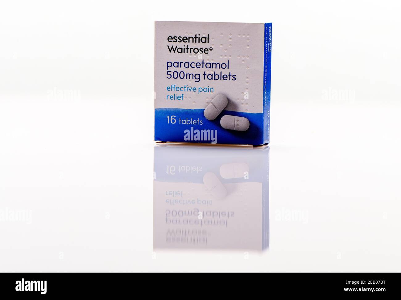 Waitrose Paracetamol 500 mg caja sobre fondo blanco con reflexión Foto de stock