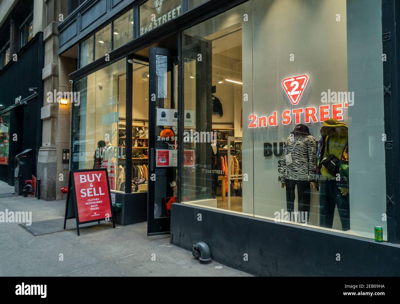 Ejemplo Altoparlante reunirse Tienda de ropa de segunda mano de 2nd Street en Chelsea en Nueva York el  viernes, 15 de enero de 2021. (© Richard B. Levine Fotografía de stock -  Alamy