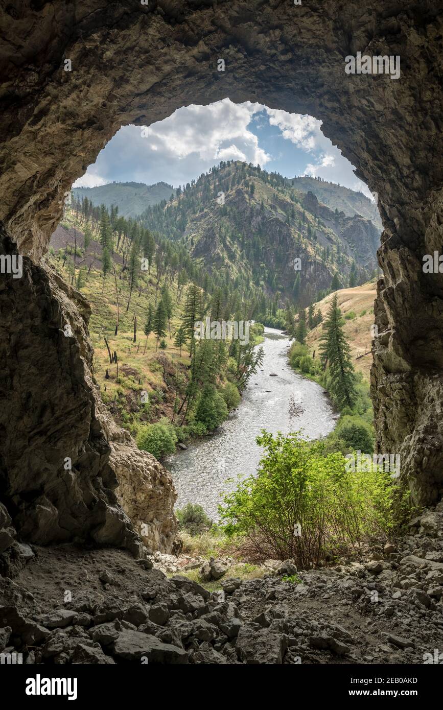Vista de Big Creek desde una cueva en la Iglesia Frank - River of no Return Wilderness, Idaho. Foto de stock