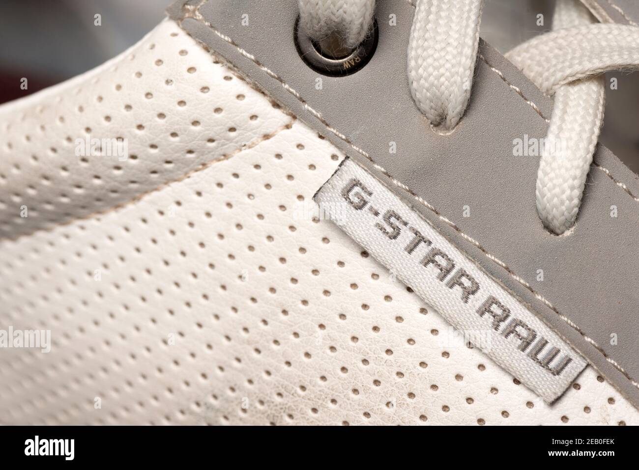 Etiqueta de ropa de tejido G-Star Raw en zapatos blancos para hombre cerca  hasta el detalle Fotografía de stock - Alamy