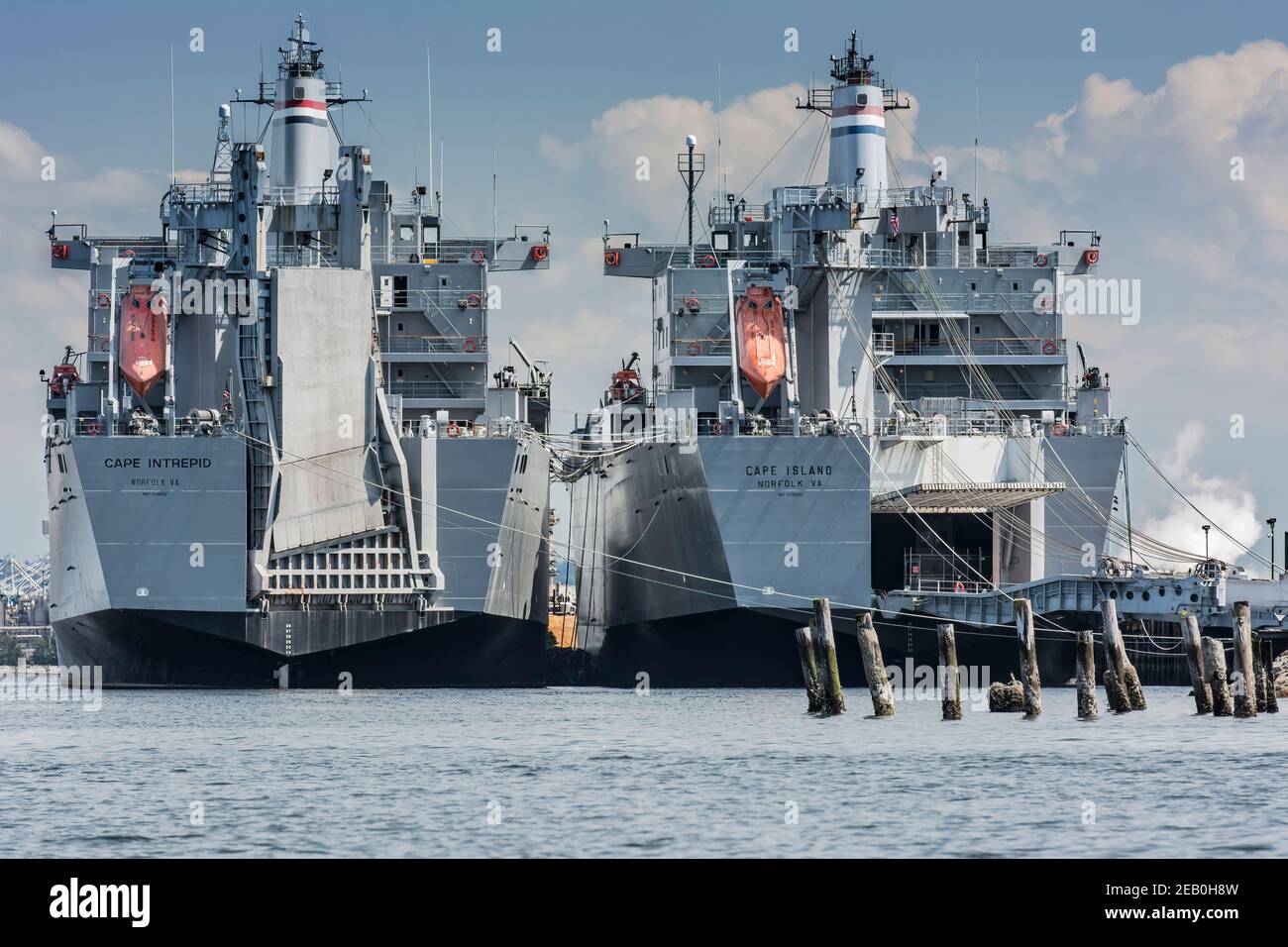 SS Cape Intrepid y SS Cape Island o el comando de Sealift Militar en la berth en el muelle Sperry, la Bahía de comienzo, Tacoma, WA Foto de stock