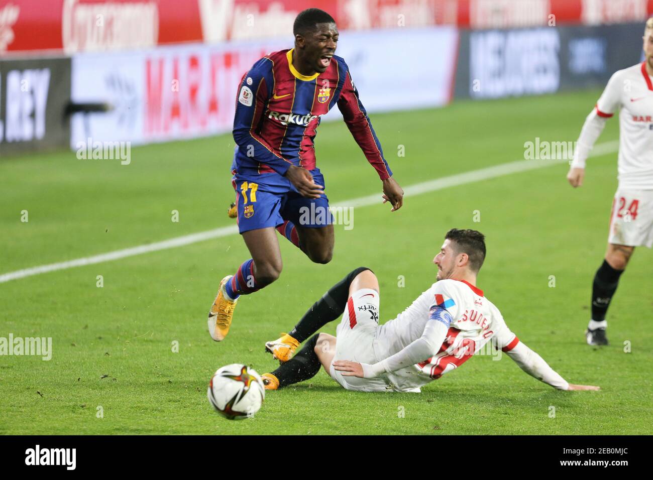Ousmane Dembele del FC Barcelona y Sergio Escudero del FC Sevilla durante la Copa del Rey, semifinal, 1ra pierna de Fo / LM Foto de stock
