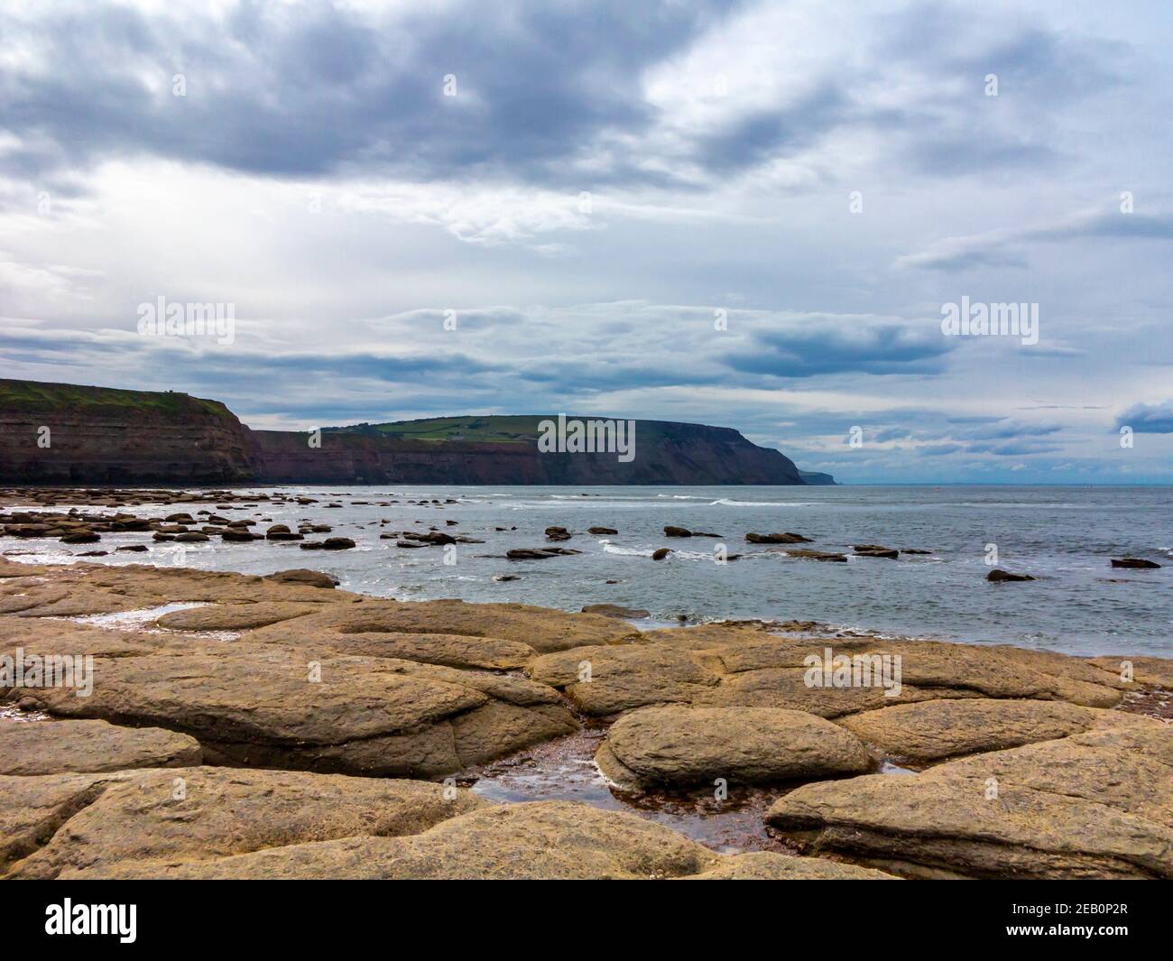 Piscinas de roca en la playa en Staithes un pueblo en La costa del norte de Yorkshire en el noreste de Inglaterra Reino Unido Foto de stock