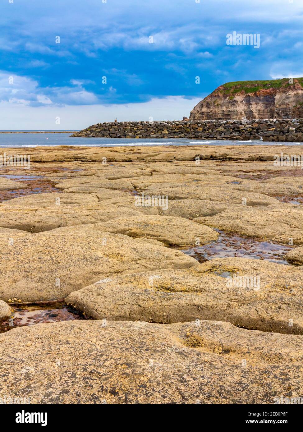 Piscinas de roca en la playa en Staithes un pueblo en La costa del norte de Yorkshire en el noreste de Inglaterra Reino Unido Foto de stock