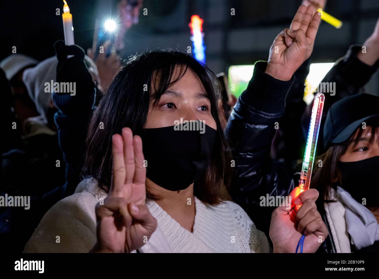 Un manifestante que hace el saludo de tres dedos durante la manifestación. Los manifestantes birmanos se reunieron en la Universidad de las Naciones Unidas para exigir que la líder de Myanmar, Aung San Suu Kyi, detenida en medio de un golpe militar, fuera liberada y pidió al organismo internacional que condenara aún más las acciones militares de Myanmar. Foto de stock