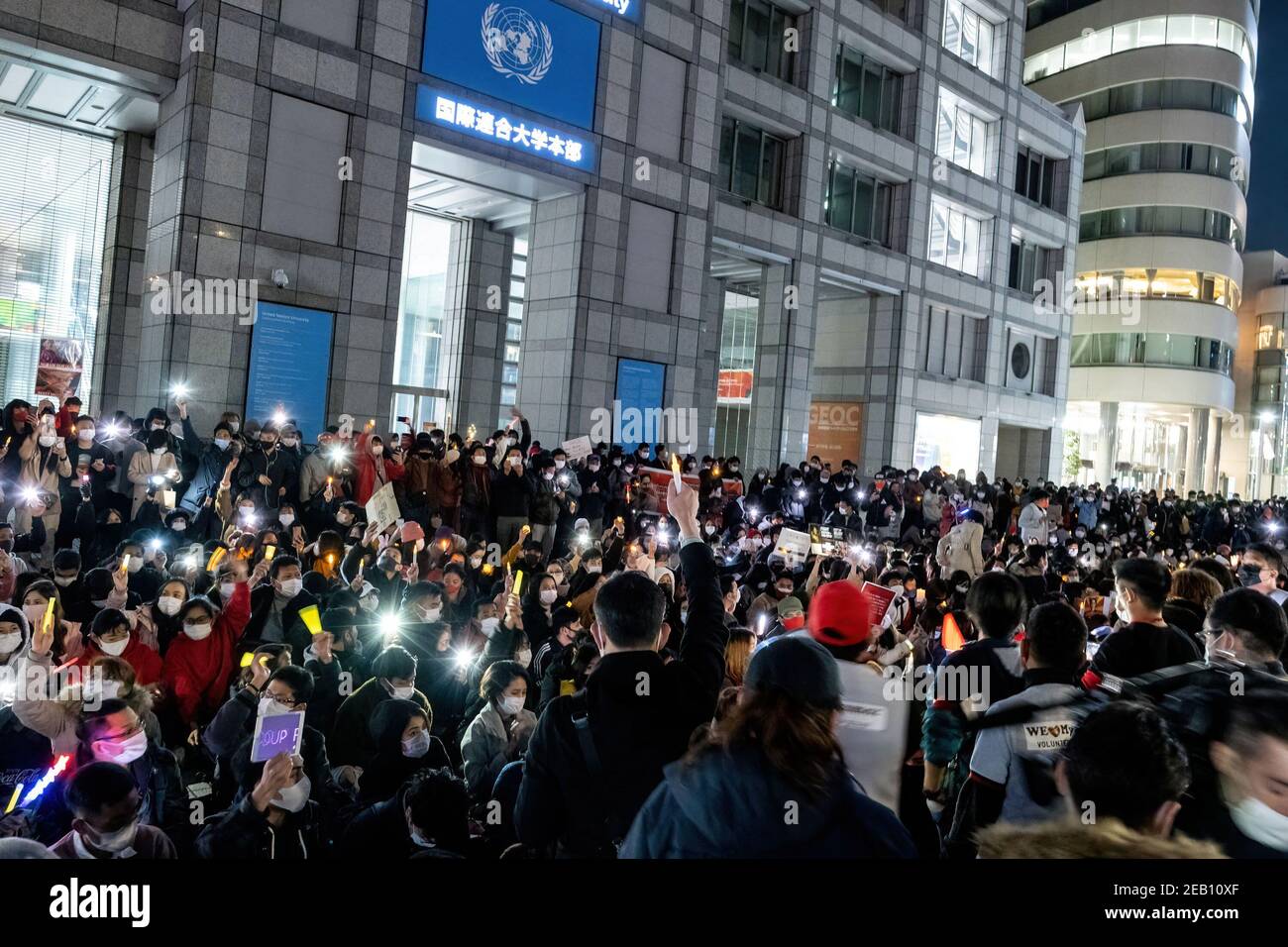 Multitud de manifestantes que sostenían luces parpadeantes durante la manifestación. Los manifestantes birmanos se reunieron en la Universidad de las Naciones Unidas para exigir que la líder de Myanmar, Aung San Suu Kyi, detenida en medio de un golpe militar, fuera liberada y pidió al organismo internacional que condenara aún más las acciones militares de Myanmar. Foto de stock