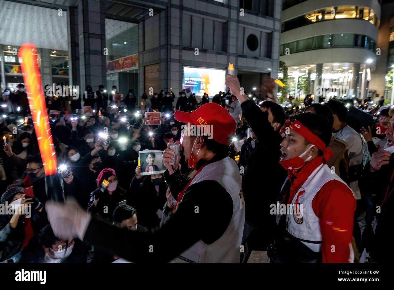 Manifestantes gritando consignas durante la manifestación. Los manifestantes birmanos se reunieron en la Universidad de las Naciones Unidas para exigir que la líder de Myanmar, Aung San Suu Kyi, detenida en medio de un golpe militar, fuera liberada y pidió al organismo internacional que condenara aún más las acciones militares de Myanmar. Foto de stock