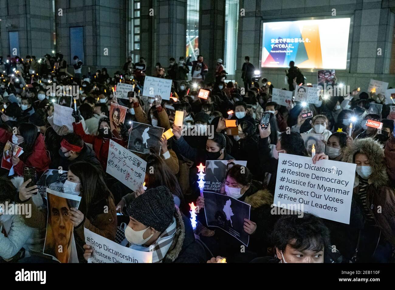Manifestantes sosteniendo pancartas expresando su opinión durante la manifestación. Los manifestantes birmanos se reunieron en la Universidad de las Naciones Unidas para exigir que la líder de Myanmar, Aung San Suu Kyi, detenida en medio de un golpe militar, fuera liberada y pidió al organismo internacional que condenara aún más las acciones militares de Myanmar. Foto de stock