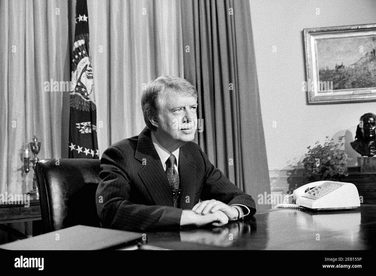 El presidente estadounidense Jimmy Carter en Oval Office durante el discurso televisivo, Casa Blanca, Washington, D.C., EE.UU., Warren K. Leffler, 18 de abril de 1977 Foto de stock
