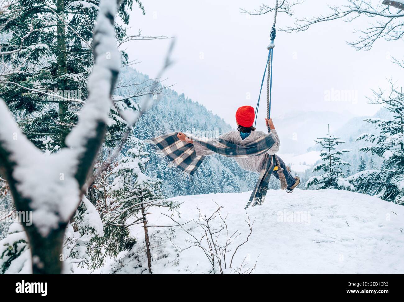 Toma De Un Hombre Con Ropa Deportiva De Invierno Y Un Sombrero Con Pompa  Mientras Sube a La Cima De Una Montaña Nevada Usando Post Imagen de archivo  - Imagen de checo