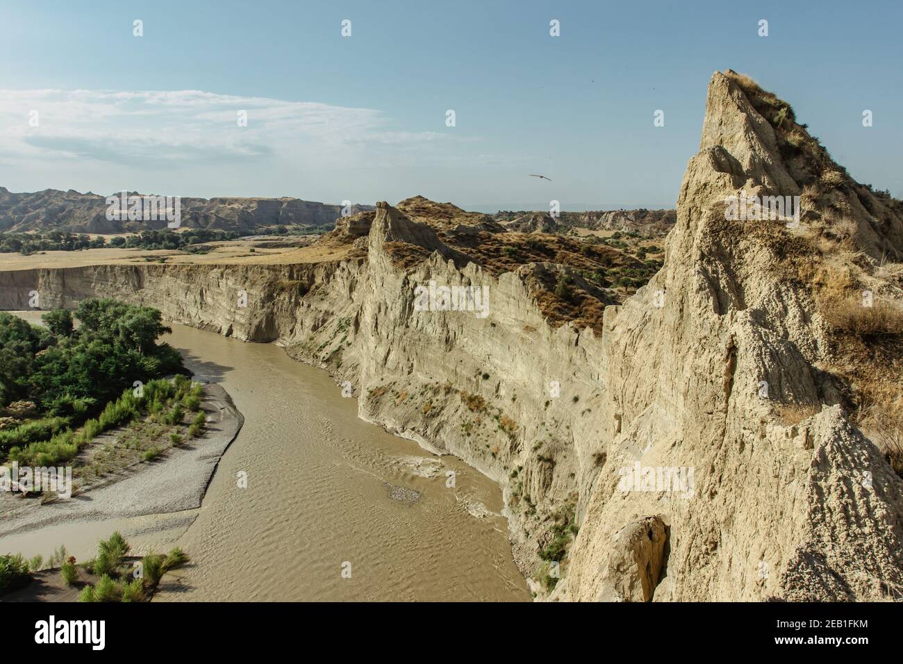 Increíble vista panorámica del parque protegido Vashlovani, Georgia. Zona de semidessert.impresionante vista del paisaje de montaña de verano, acantilados, formaciones rocosas. Foto de stock