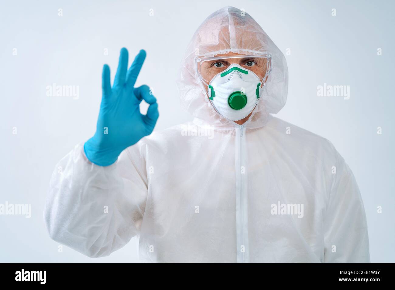 Trabajador de la salud mostrando un gesto bien, para controlar un brote de virus Foto de stock