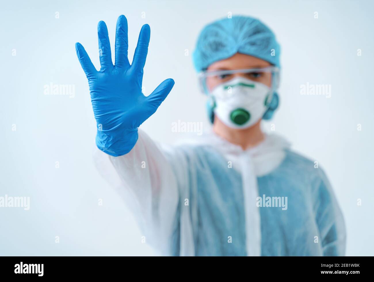 Trabajador de la salud mostrando el gesto STOP, para controlar un brote de virus Foto de stock
