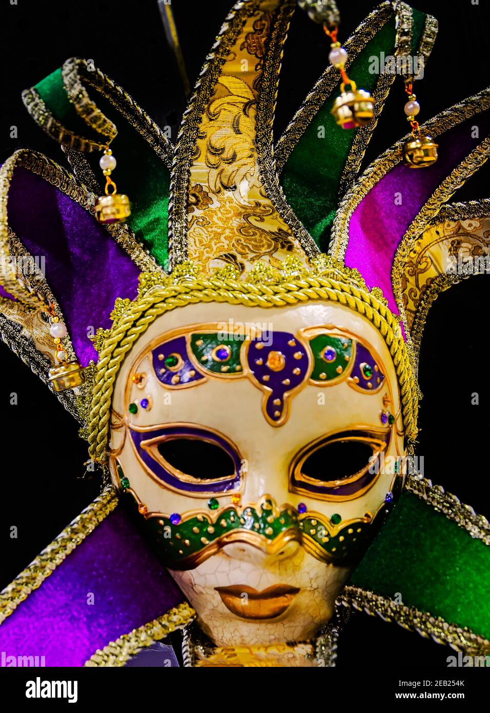 En la tienda Mardi Gras de Toomey, el 8 de febrero de 2021, en Mobile, Alabama, se muestra una máscara jester veneciana de cara completa. Foto de stock