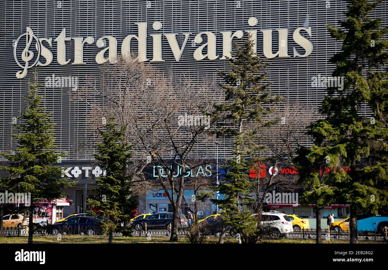 Bucarest, Rumania - 04 de febrero de 2021: Un logo de la Marca española de  moda femenina Stradivarius se muestra en la fachada de la Unirea Shoppin  Fotografía de stock - Alamy