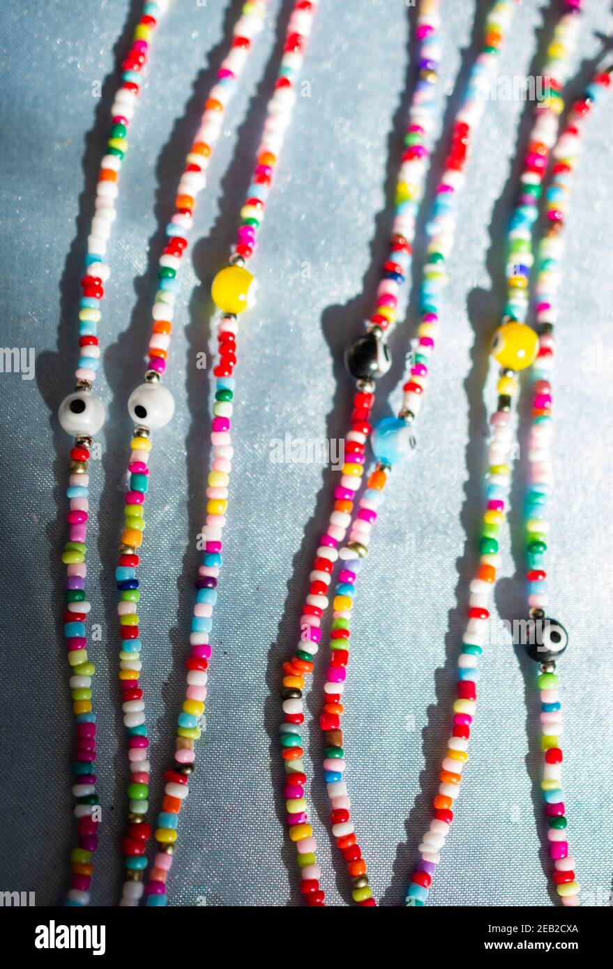 collar hecho a mano. Cordón de cuentas en varios colores. Collares de  perlas de colores Fotografía de stock - Alamy