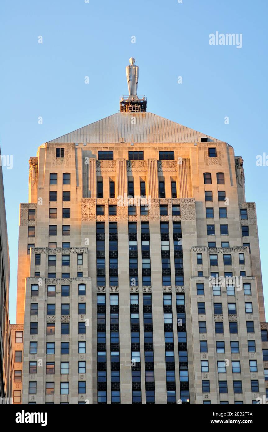 Chicago, Illinois, EE.UU. La parte superior del edificio de la Junta de Comercio de Chicago, coronada por una estatua de aluminio de Ceres, la Diosa Romana de la agricultura. Foto de stock