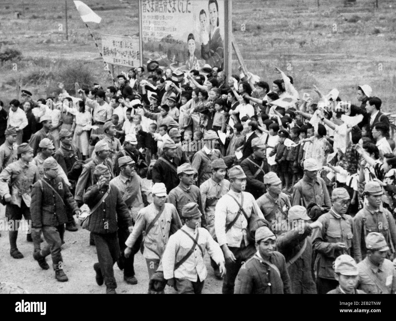 Ex soldados del Ejército Imperial Japonés detenidos por la Unión Soviética  después de la Segunda Guerra Mundial y asignados al trabajo duro como  prisioneros de guerra principalmente en Siberia caminar en suelo