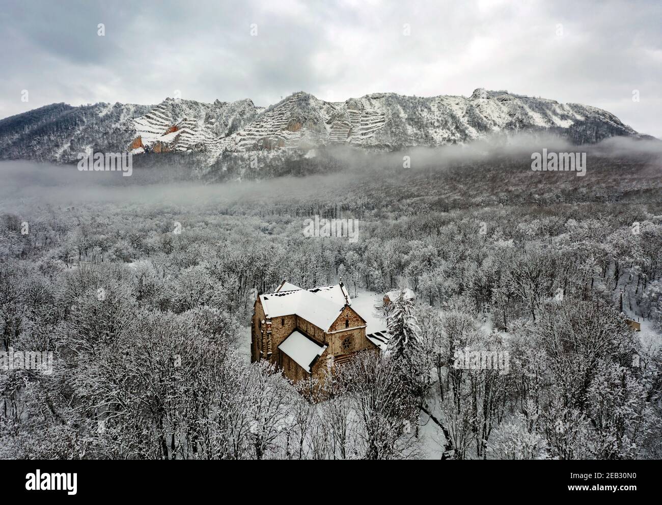 Paisaje aéreo de Hungría en las montañas de Bukk. Vista panorámica sobre la montaña Belko andy Belapatfalva ciudad abadía cisterciense en invierno que co Foto de stock
