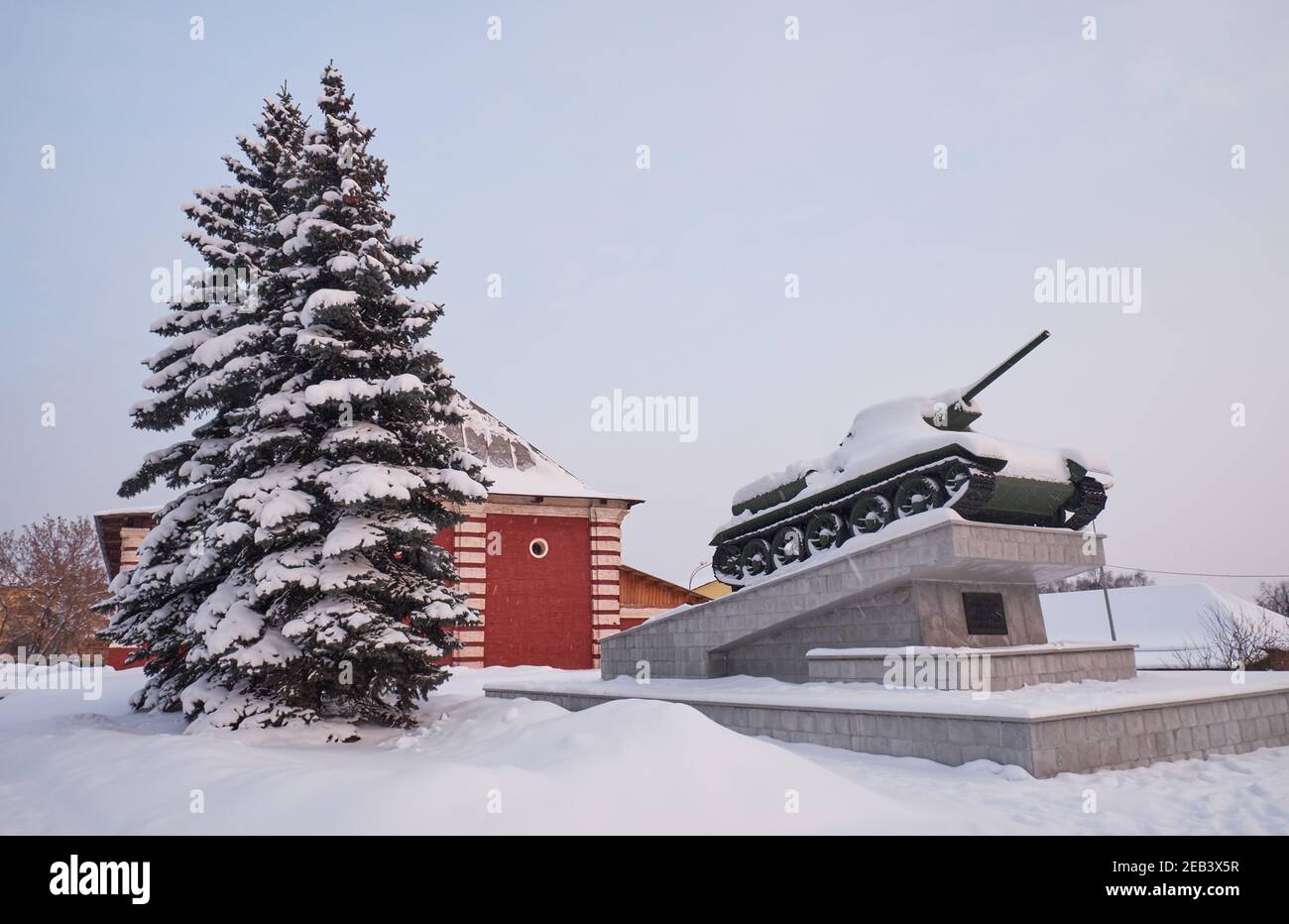 La vista de T-34 tanque monumento frente al Museo de la naturaleza y Protección Ambiental bajo la nieve en invierno. Nizhny Tamil. Rusia Foto de stock