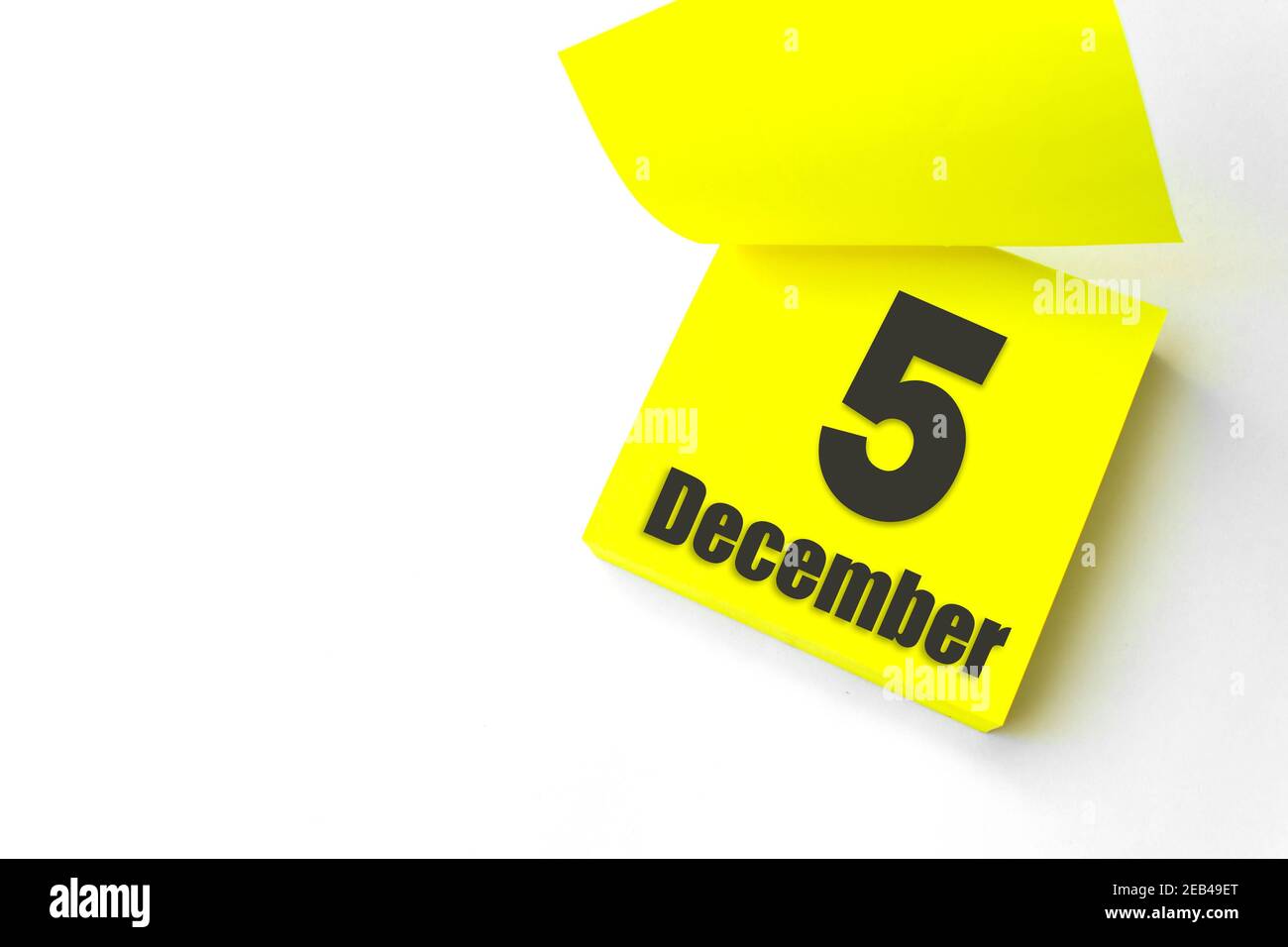 5 de diciembre. Día 5 del mes, fecha del calendario. Primer plano en blanco Amarillo recordatorio de papel nota adhesiva sobre fondo blanco. Mes de invierno, día del año conce Foto de stock