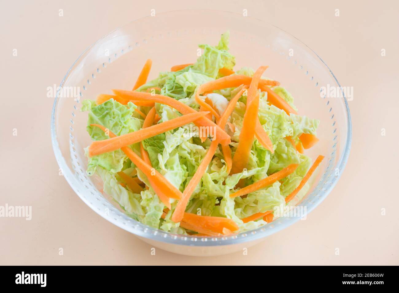 Ensalada de ensalada de col, ensalada de col y zanahoria Foto de stock