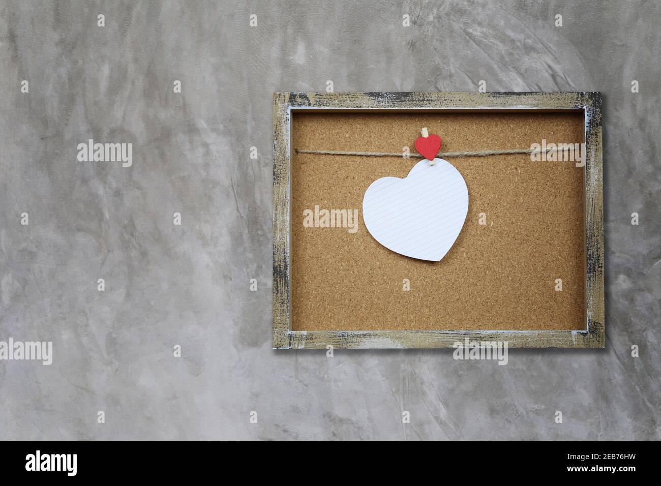 Forma de corazón vacío y marco de fotos de madera en pared gris para el  diseño de día de San Valentín Fotografía de stock - Alamy