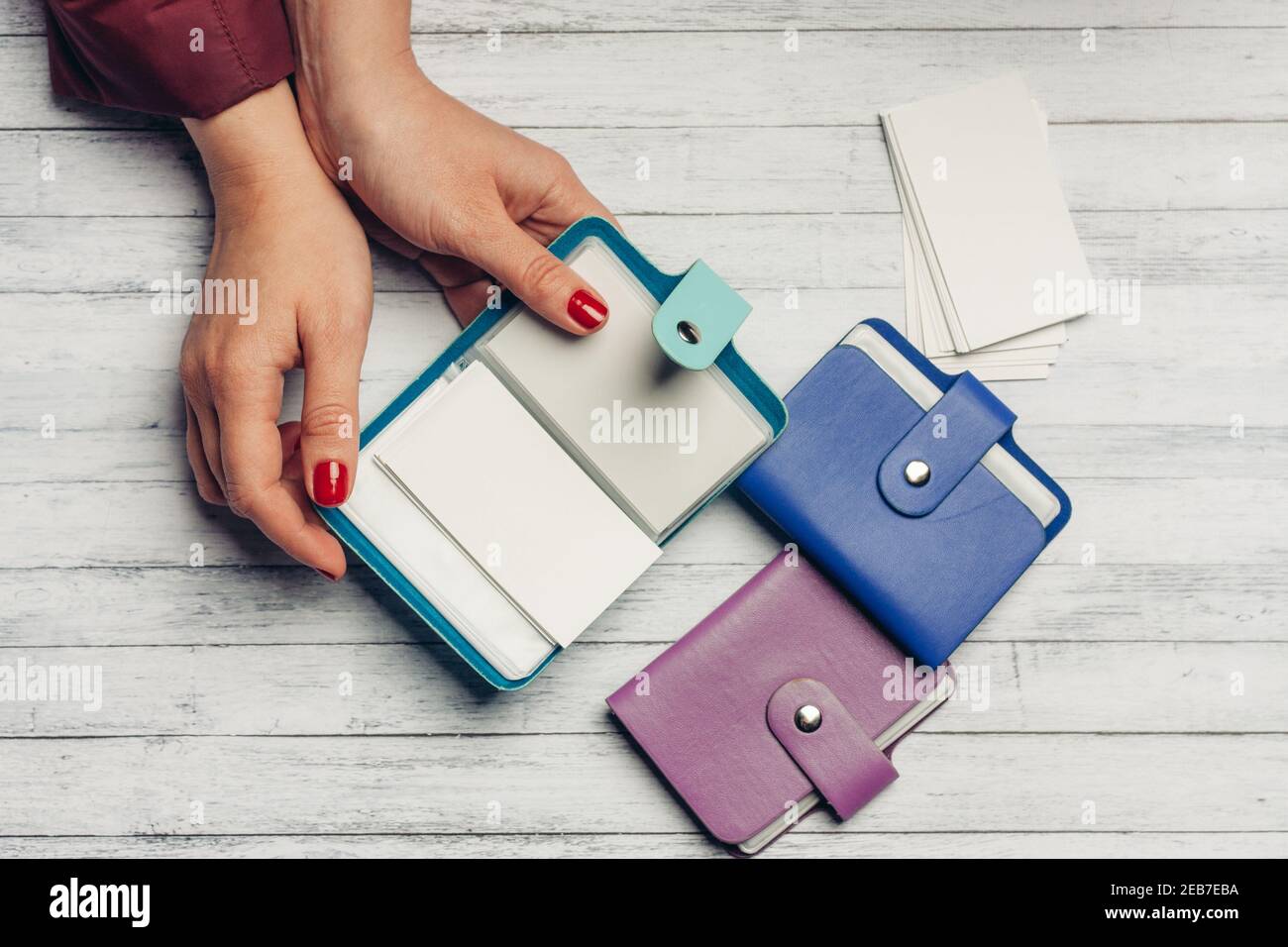 cartera para tarjetas de visita en las manos femeninas vista superior de madera oficina mesa Fotografía de stock - Alamy