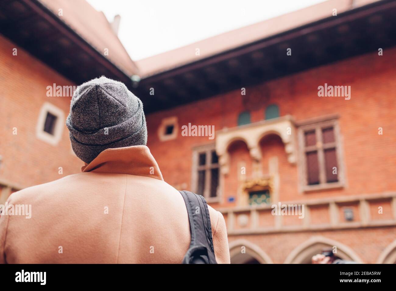 Hombre turístico disfrutando de la excursión en la Universidad medieval de Jagiellonian, Collegium Maius, Cracovia, Polonia. Viajar por Europa Foto de stock
