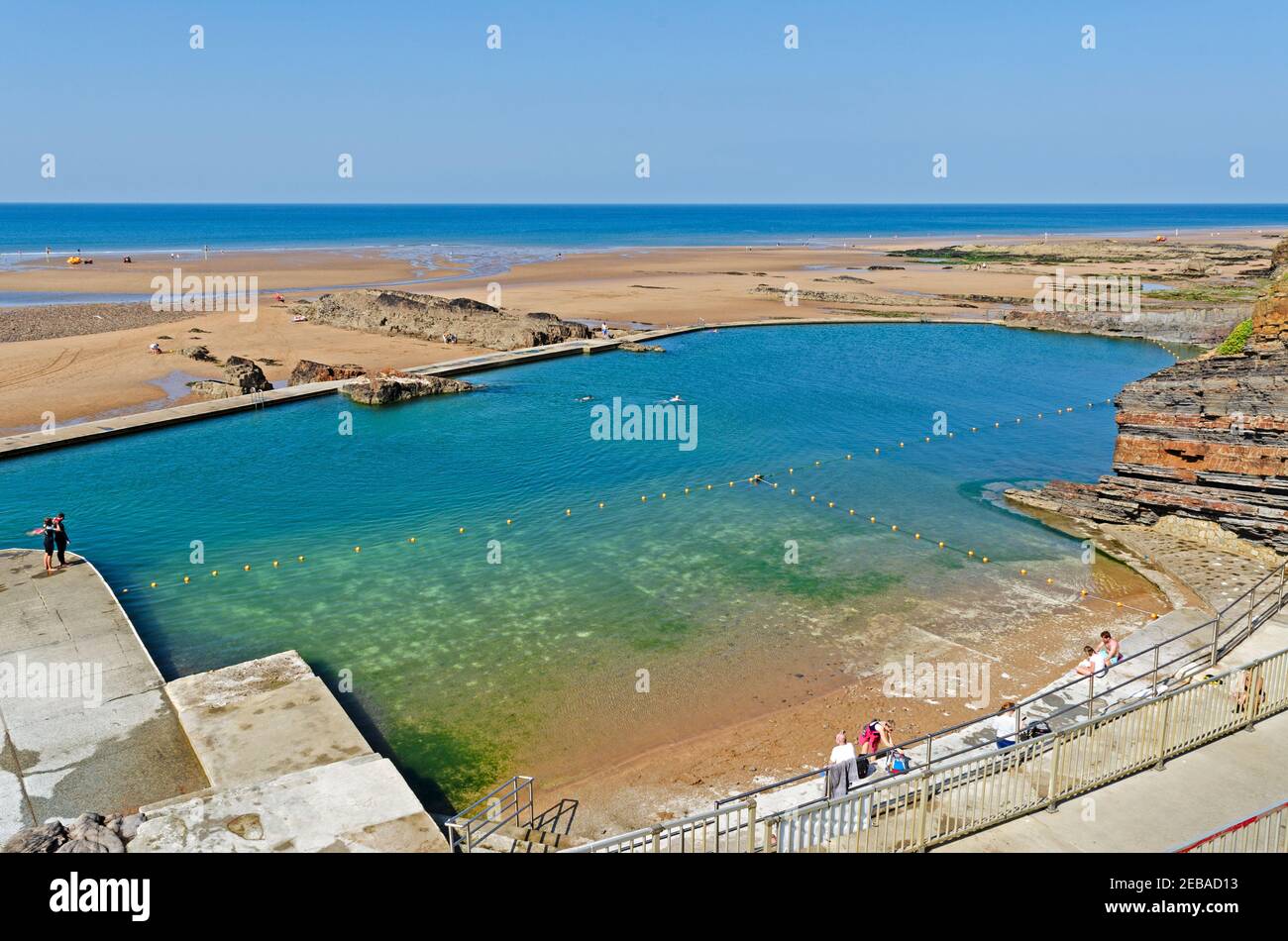 La piscina de mar en la playa de verano en bude cornwall Foto de stock