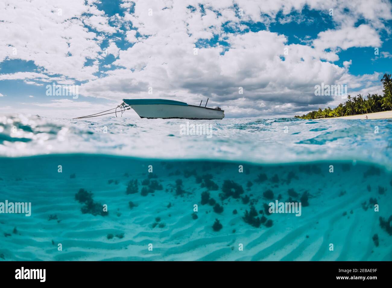 Océano tropical transparente con barco blanco en Mauricio. Vista dividida. Foto de stock