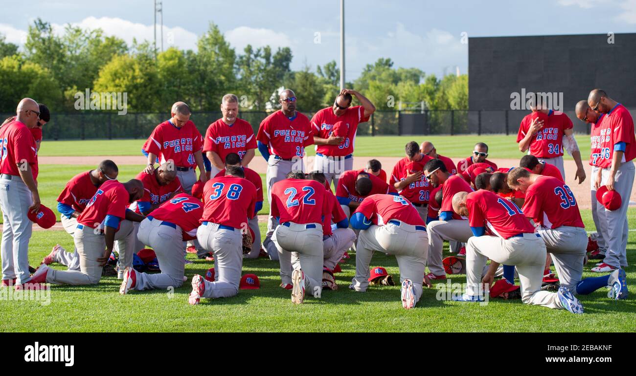 El equipo de béisbol de Puerto Rico vence a la República Dominicana 12-6 en la ronda de clasificación de los juegos Panam de Toronto 2015. Al final, se reúnen humillándose Foto de stock